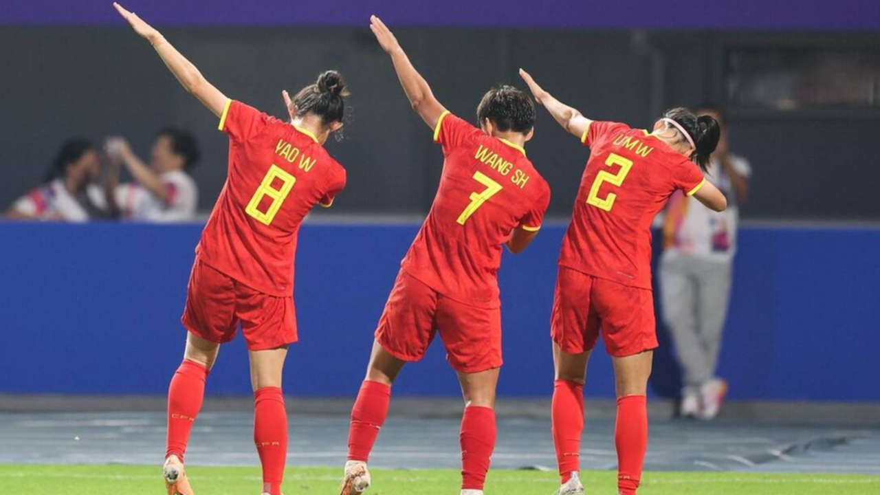 女足比赛全场观众尖叫，现场气氛高潮