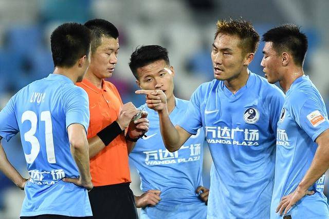 VAR判罚再引争议，本菲卡对阵拜仁裁判判点引发巨大争议